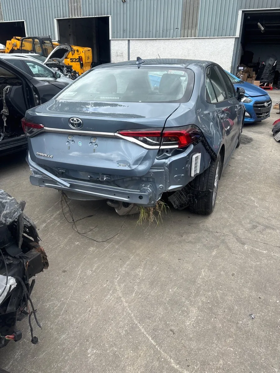 252 Toyota Corolla hybrid breaking - Image 4