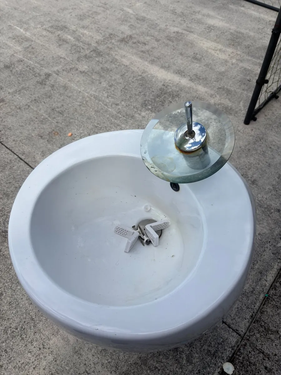 Bathroom sink - Image 1