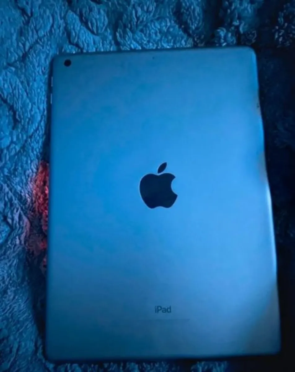 iPad 6th Generation, 128GB, Wi‑Fi model. - Image 3