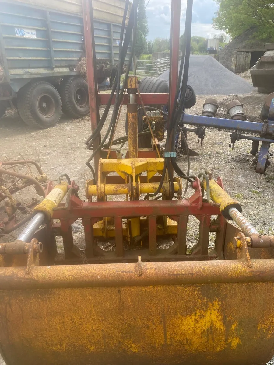 Farm Machinery - cattle trailer/hay bob/sheer grab - Image 3