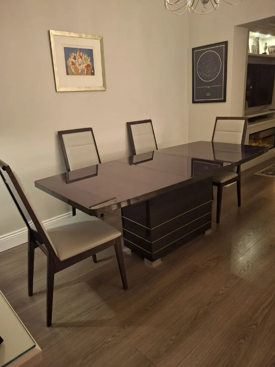 Dining Room Table and 6 Chairs