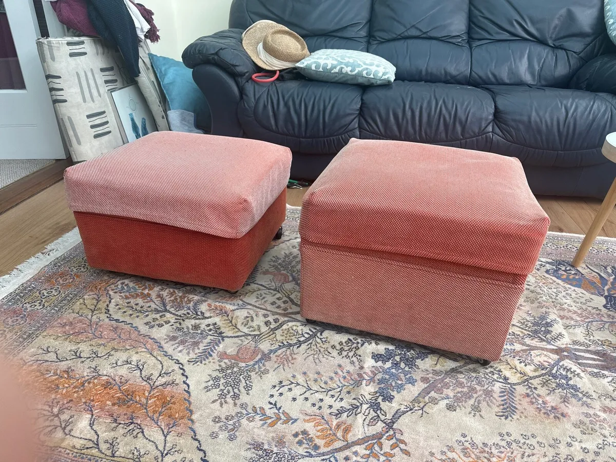 2 pouffes