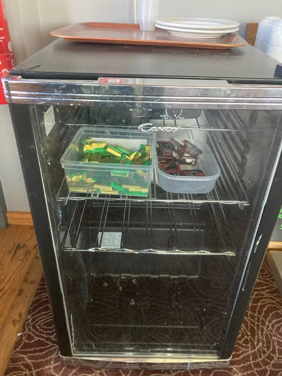 Candy glass-door display chiller