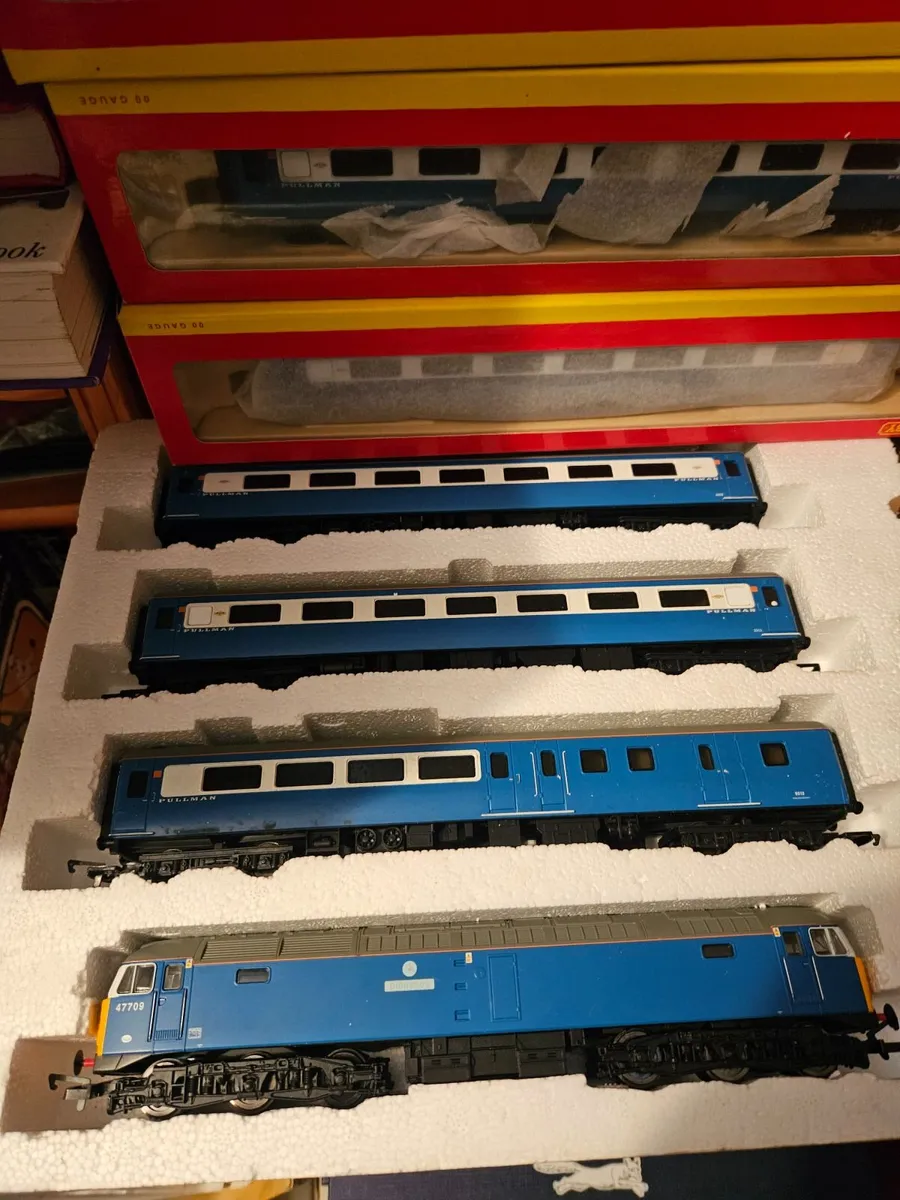 Hornby OO Gauge Blue Pullman - Image 2