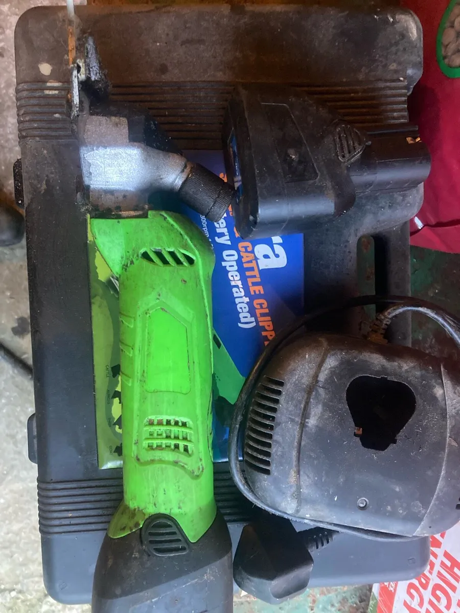 Sheep clippers with 2 batteries - Image 3