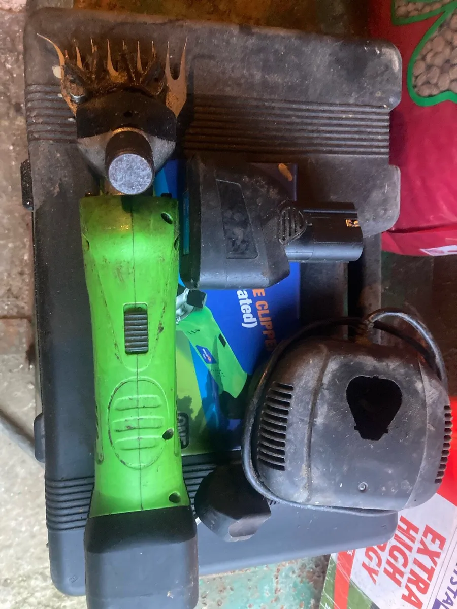 Sheep clippers with 2 batteries - Image 2