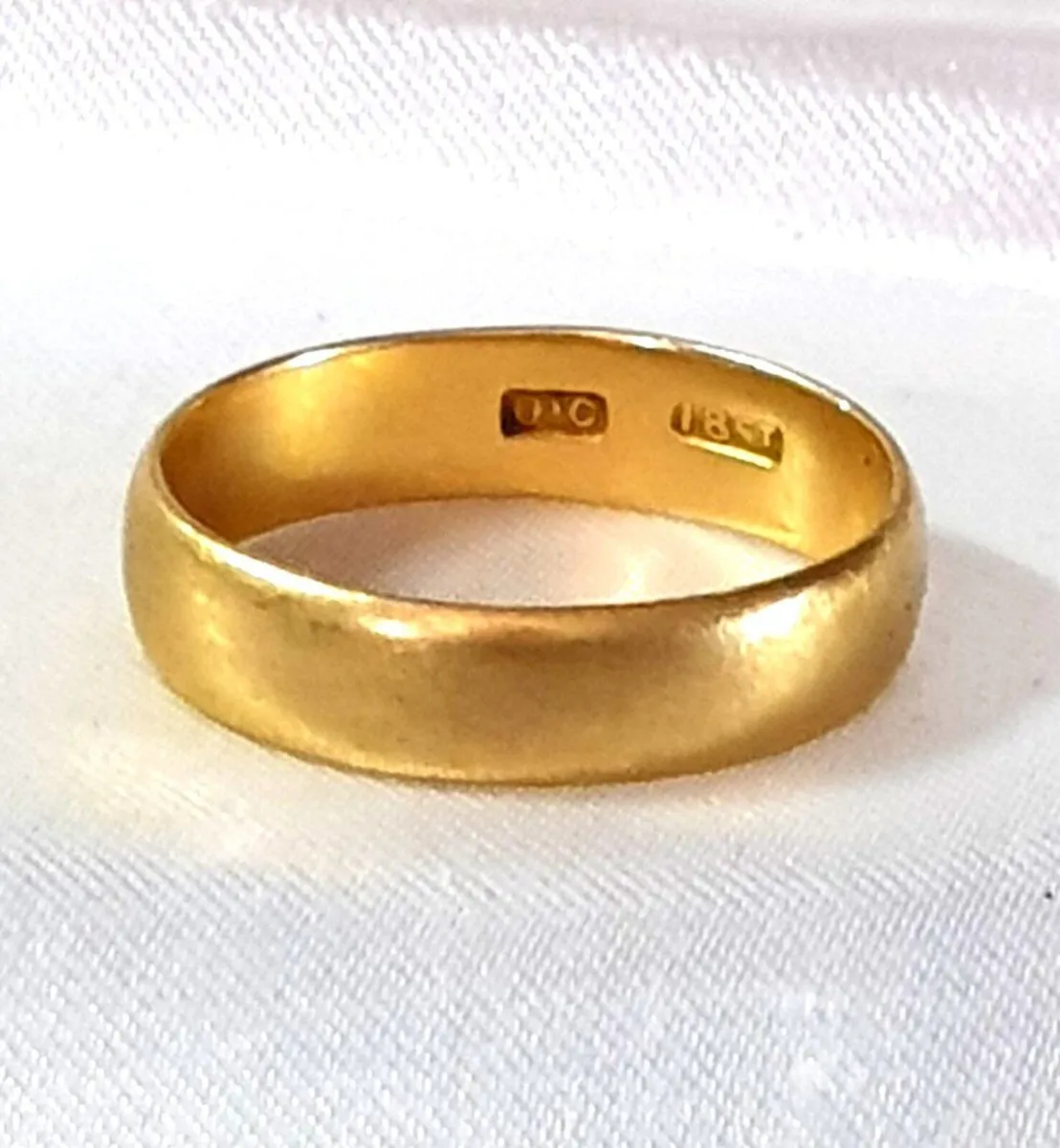 Vintage 18ct Gold Wedding Ring - Image 1