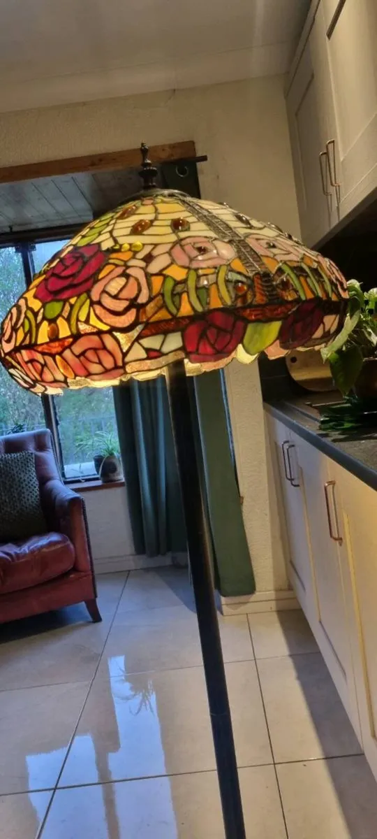 TIFFANY STYLE EMBOSSED PEONY ROSE  LAMP - Image 1