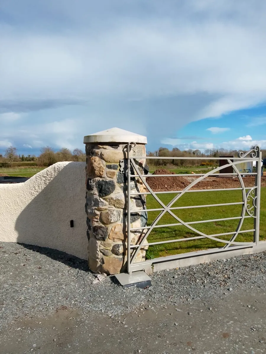 Stone pillars - Image 4