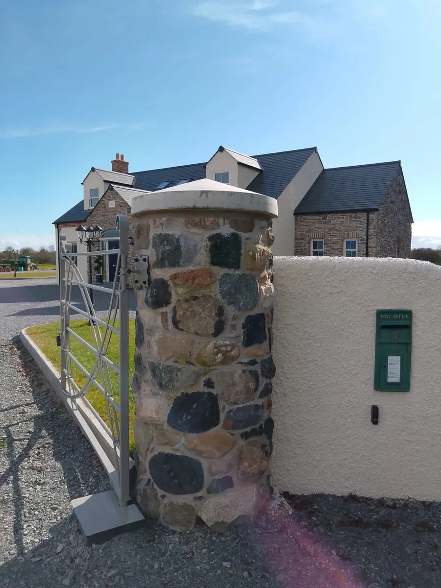 Stone pillars - Image 3