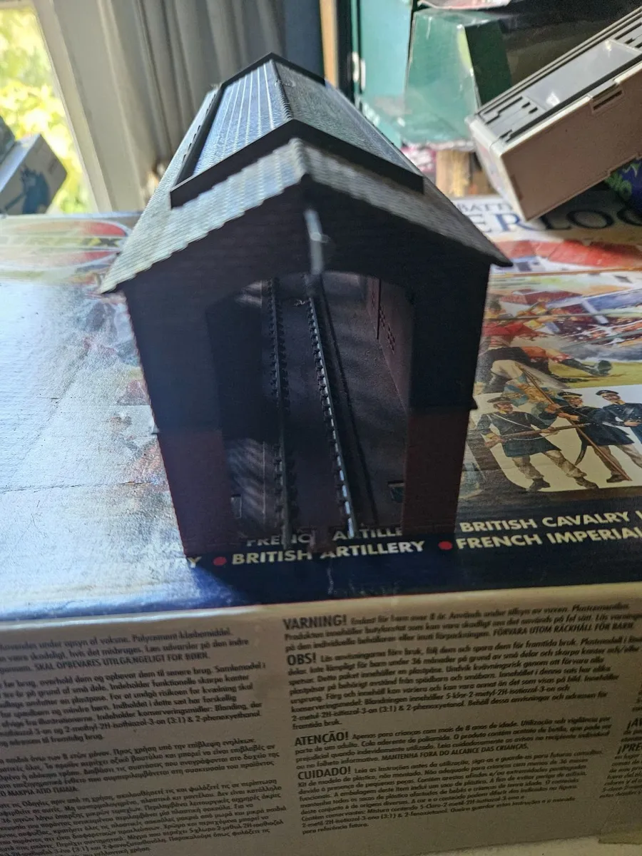 Hornby Lima OO Gauge Engine Shed - Image 3