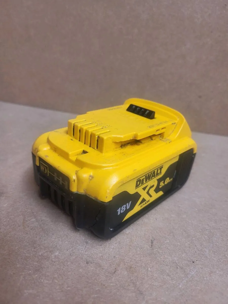Dewalt dcb184 18v xr li-ion 5.0ah battery - Image 2