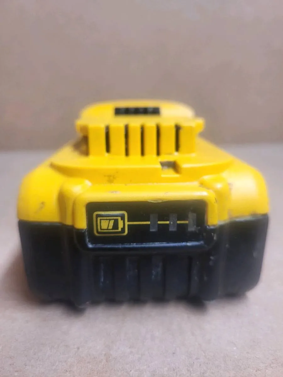 Dewalt dcb184 18v xr li-ion 5.0ah battery - Image 3