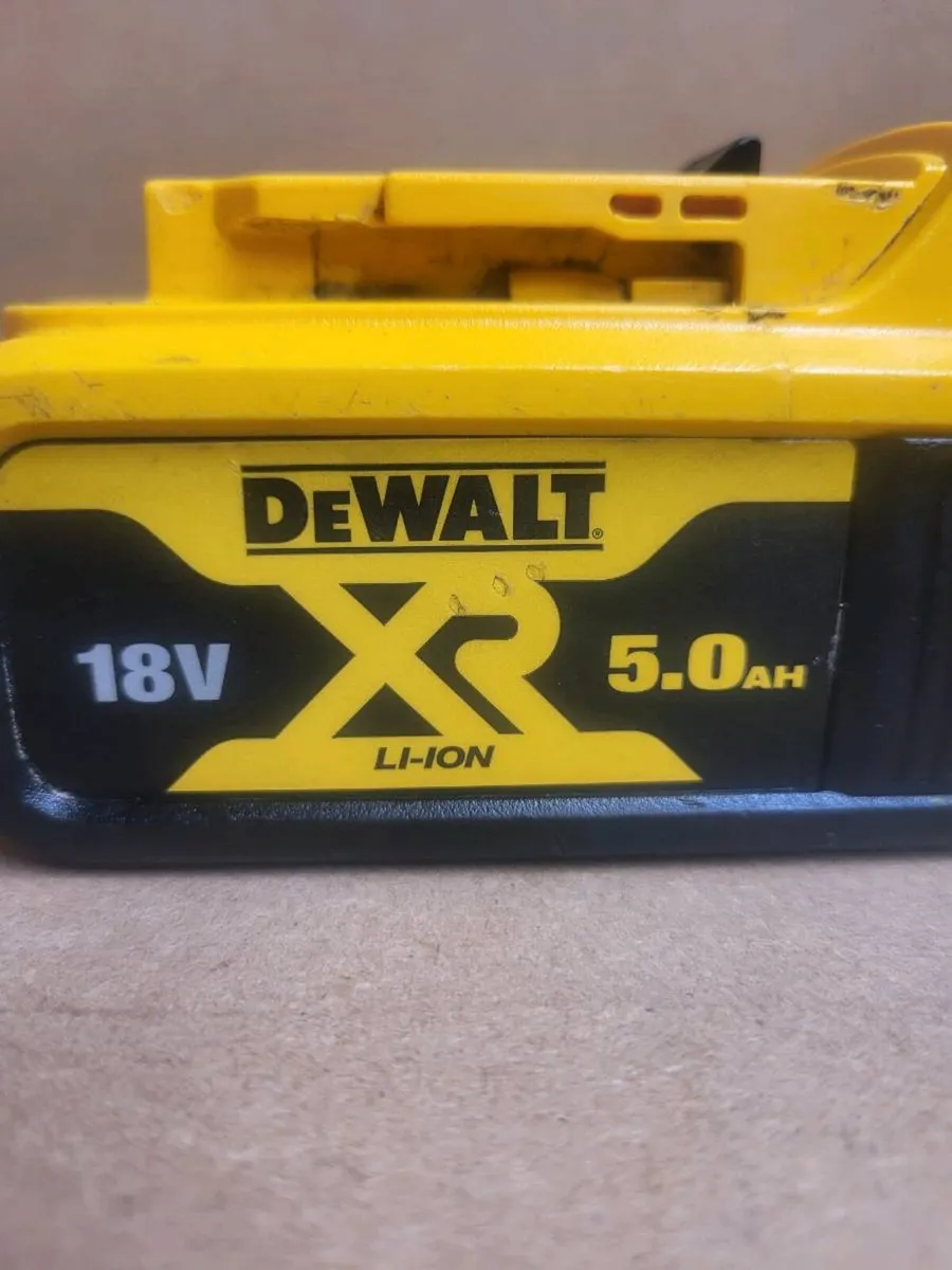 Dewalt dcb184 18v xr li-ion 5.0ah battery - Image 4