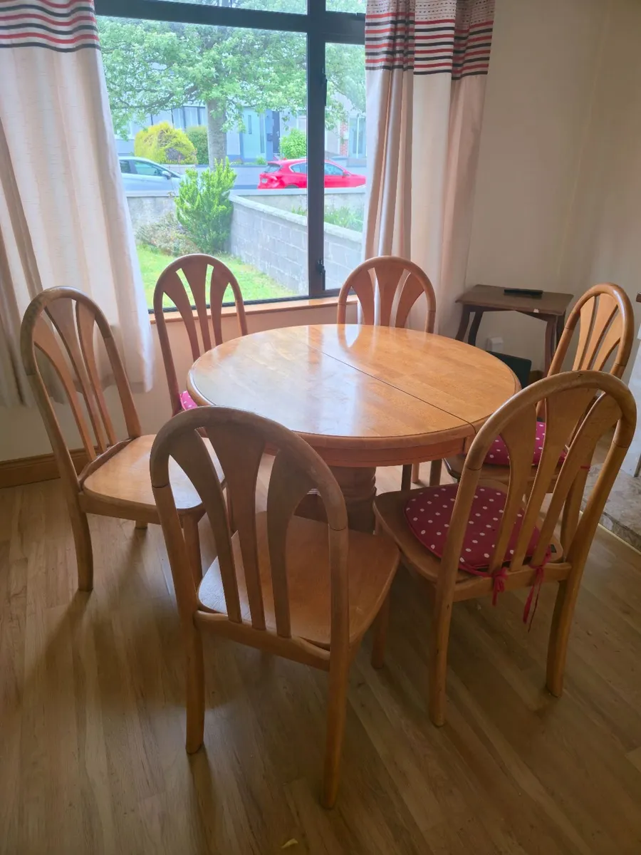 Table and chairs - Image 1
