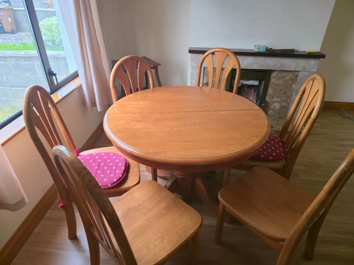 Table and chairs - Image 2