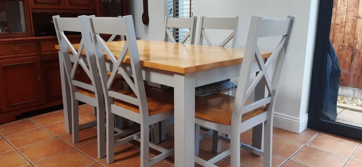 Table and 6 chairs - Image 1