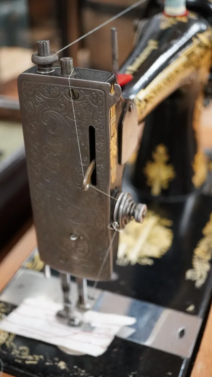 Vintage Singer Hand-Crank Sewing Machine - Image 3