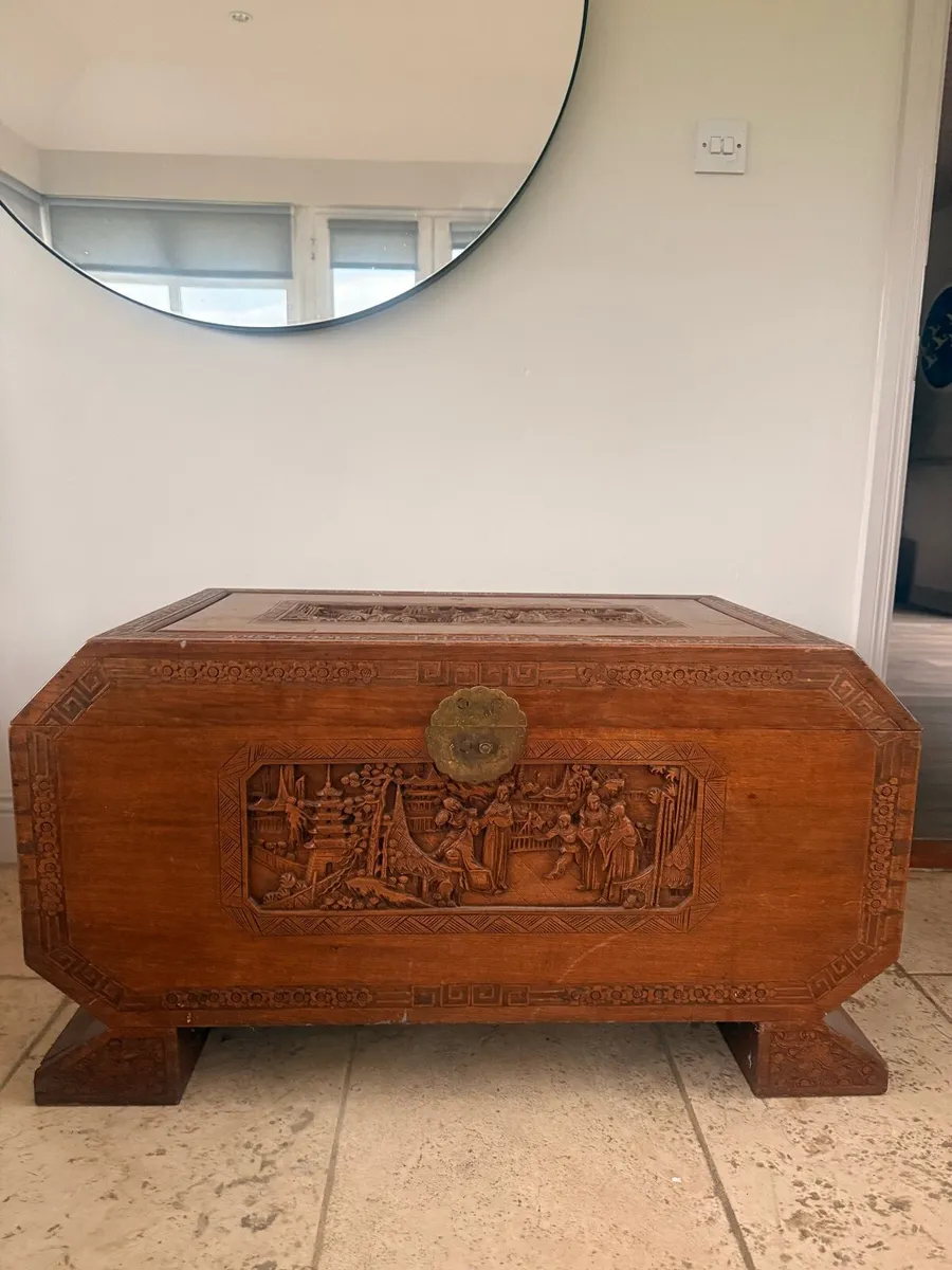 Hand carved wooden chest - Antique - Image 1