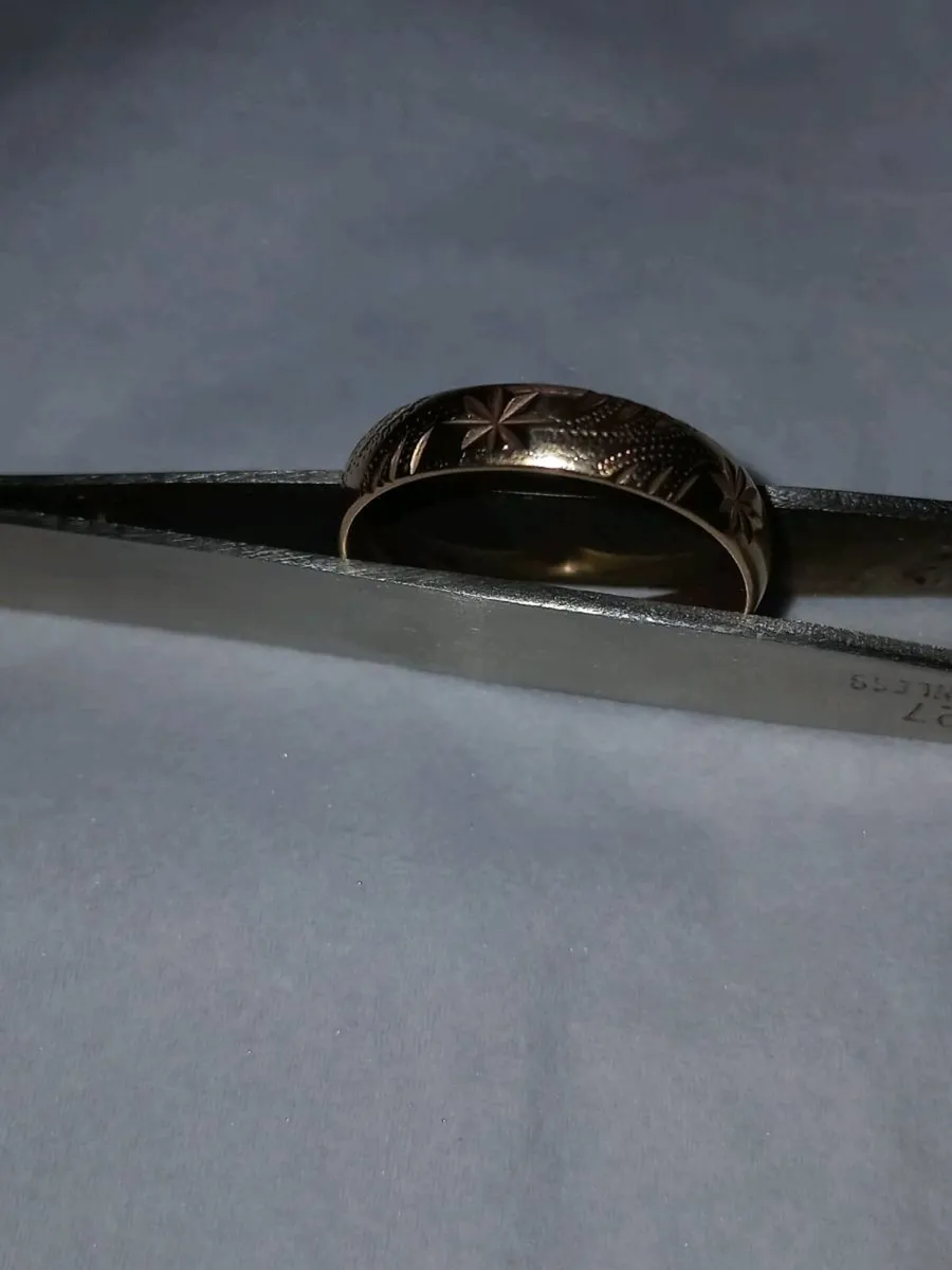 Vintage 9ct gold diamond cut wedding ring - Image 1