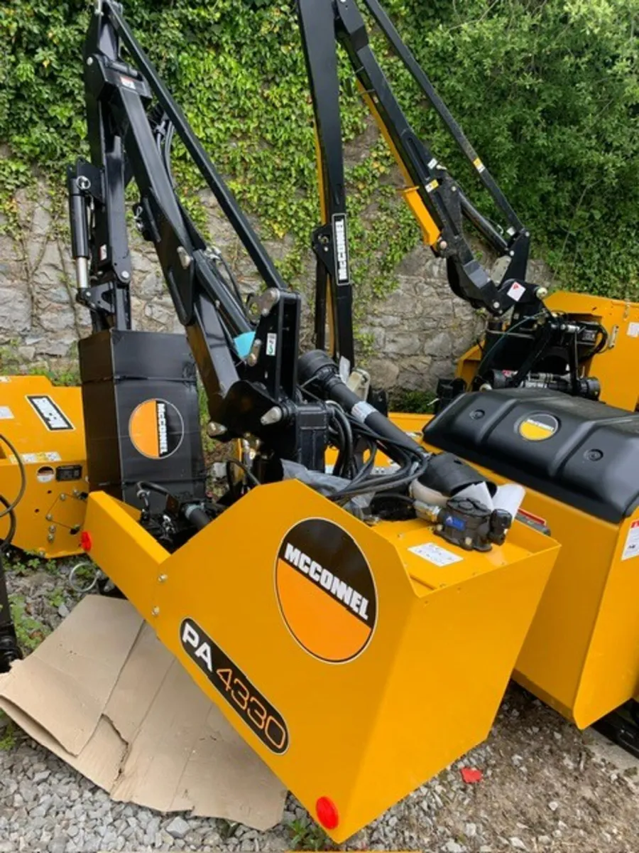 MCCONNEL PA4330 HEDGECUTTER