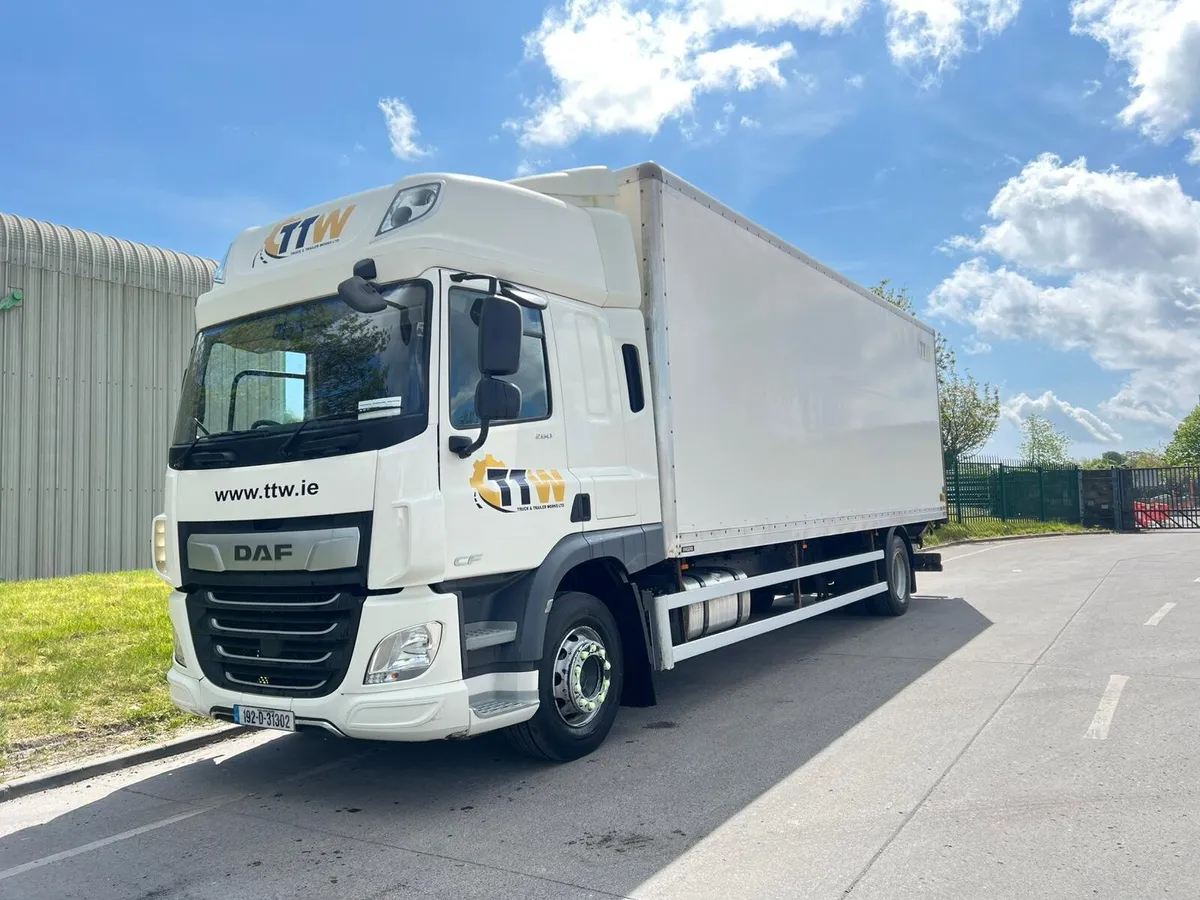 Daf CF 260 Box Body with tail lift - Image 2