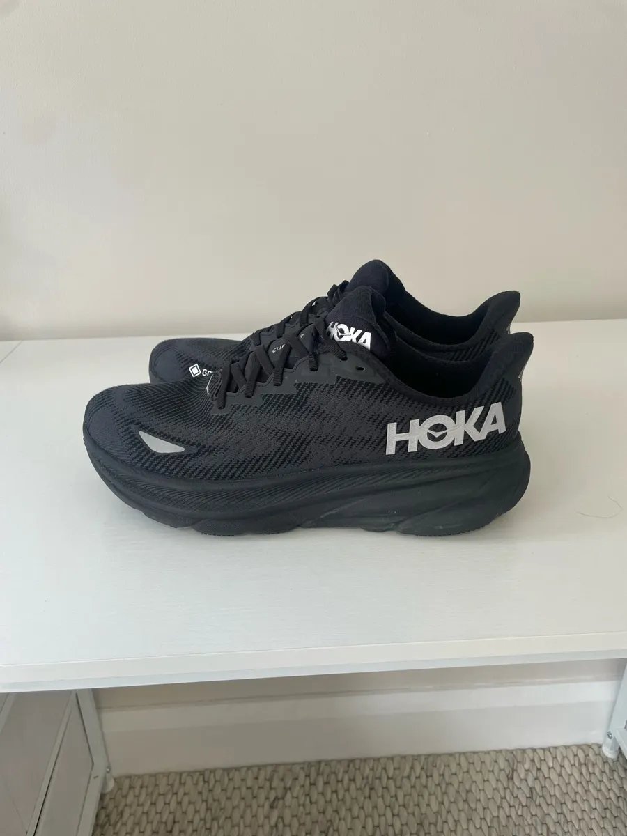 Hoka Clifton 9 black runners UK 8.5 - Image 1