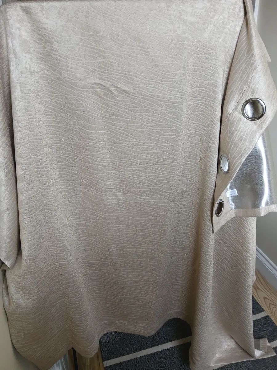 Curtains - Image 3