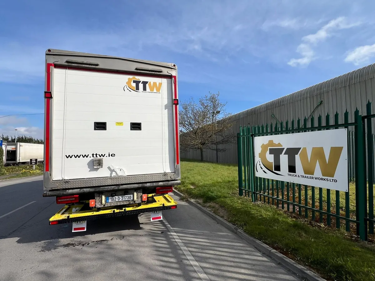 Daf Lf260 Fridge Body with tail lift - Image 3