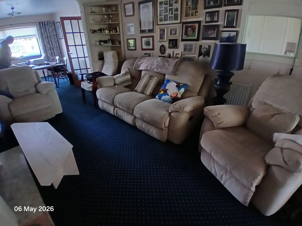 Three piece recliner suite - Image 1
