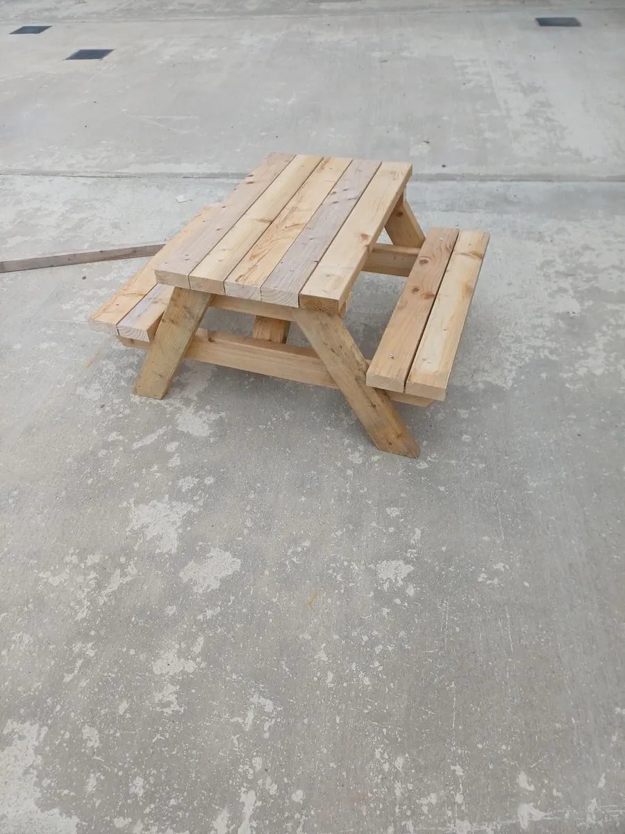 Kids picnic bench - Image 1