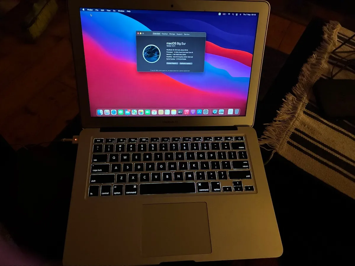 Mac Book Air - Image 3