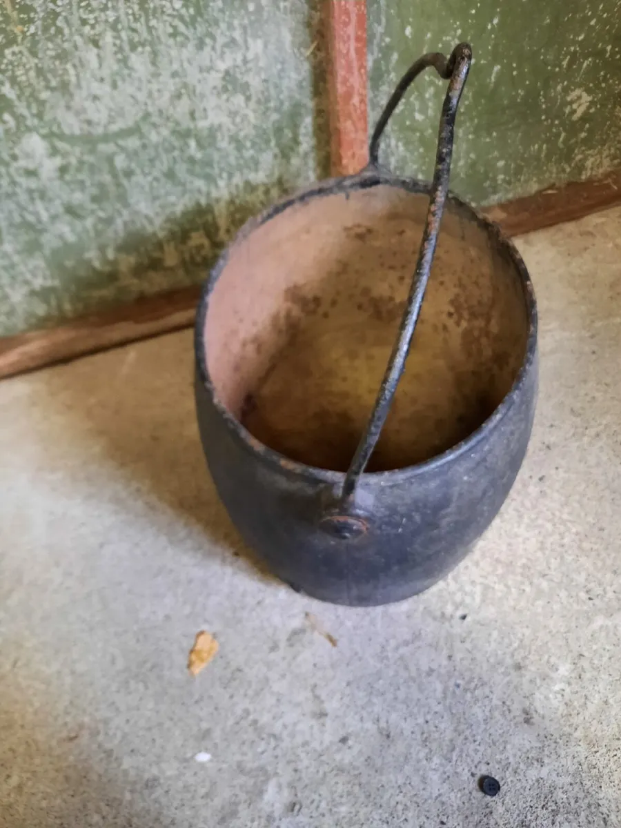 Large antique cast-iron pot - Image 2