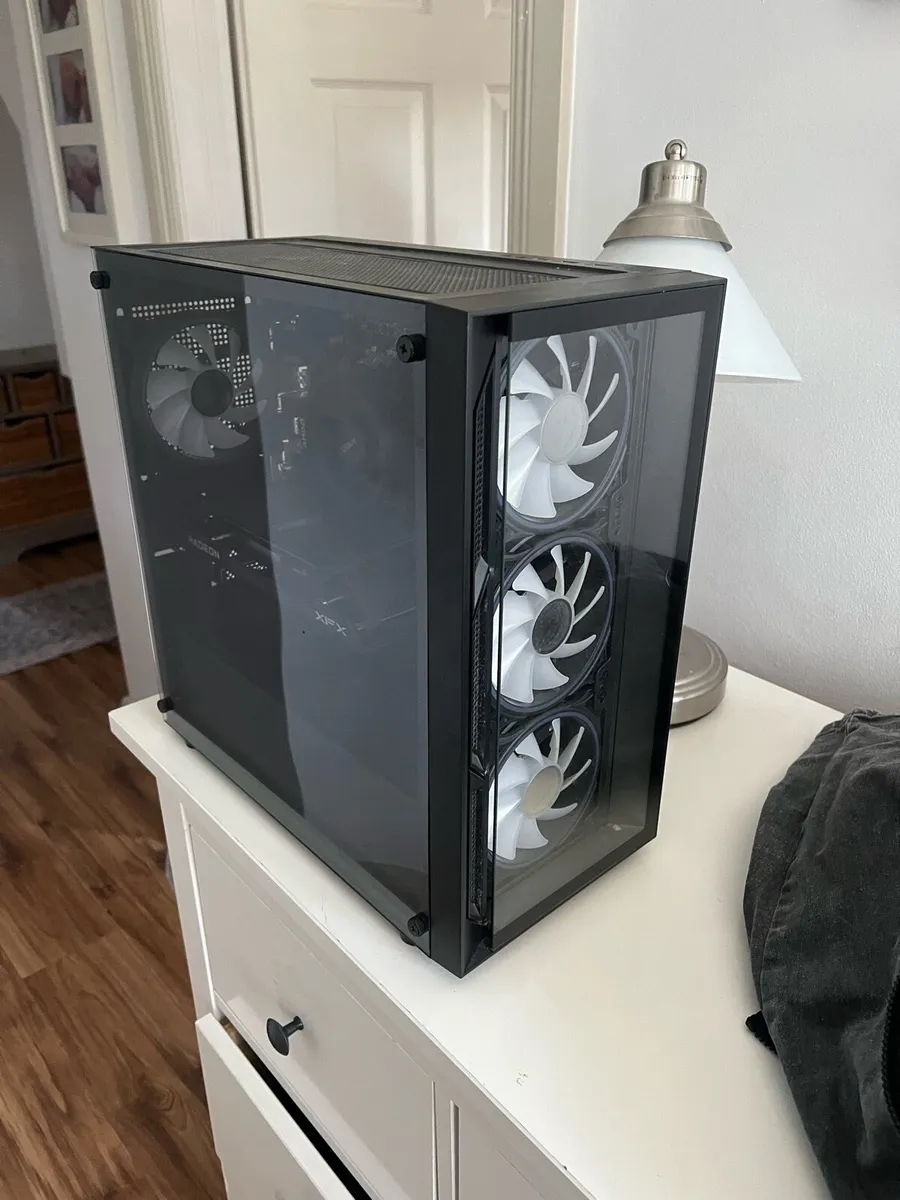 Gaming pc with curved monitor and mouse - Image 1