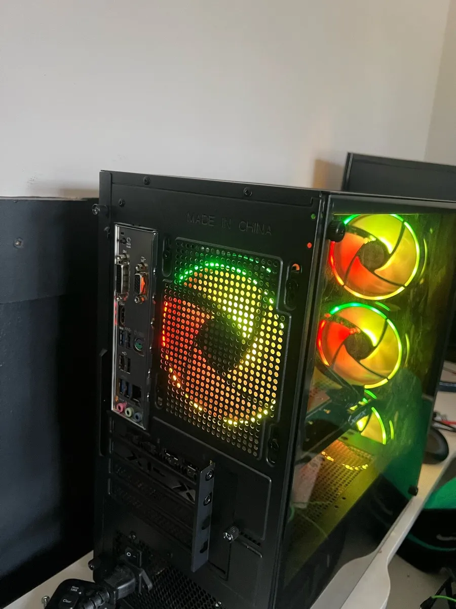 Gaming pc with curved monitor and mouse - Image 3