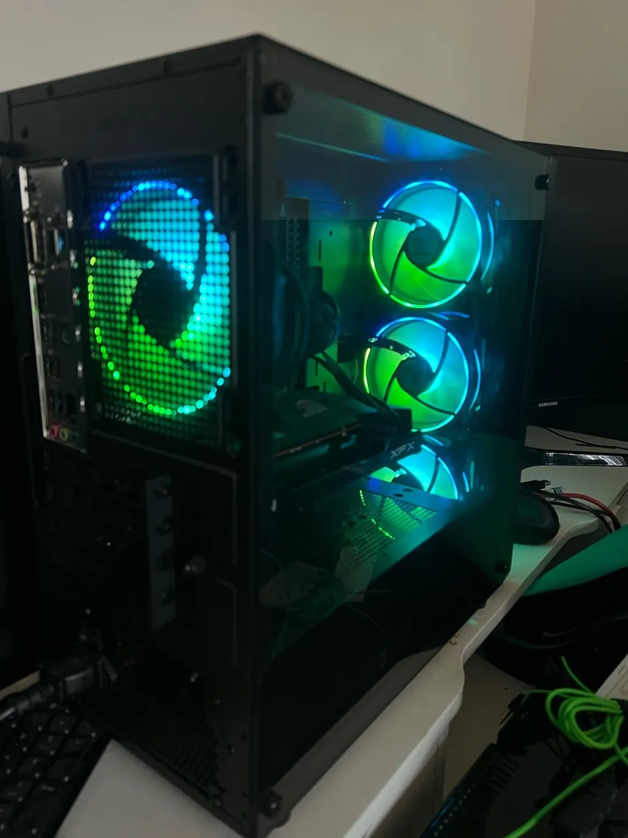 Gaming pc with curved monitor and mouse - Image 4