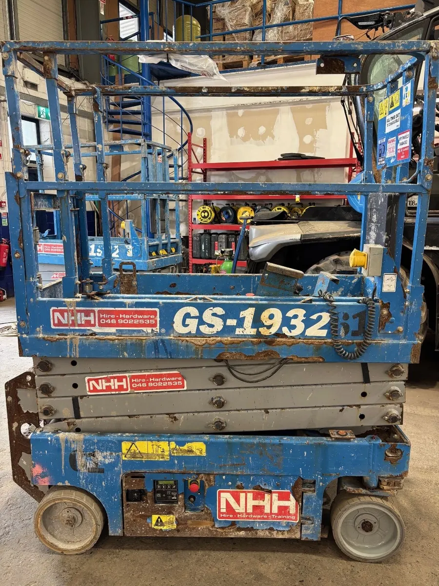GENIE 19 FT SCISSOR LIFT - Image 1