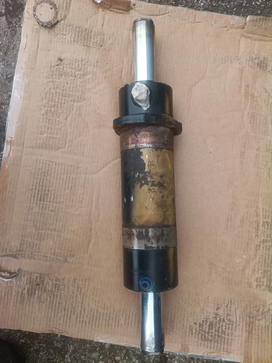 Manitou steering ram - Image 1