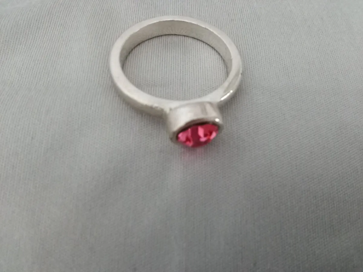 Costume Jewellery Pink Stone Ring. - Image 1