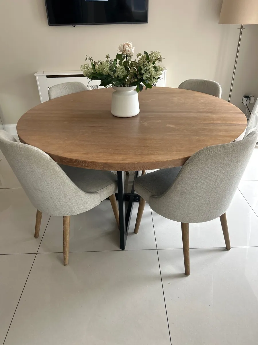 Round Table and Chairs - Image 1