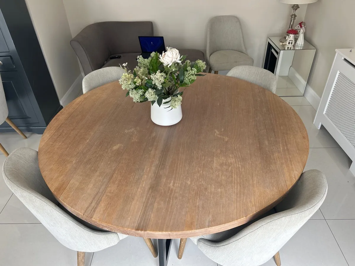 Round Table and Chairs - Image 2