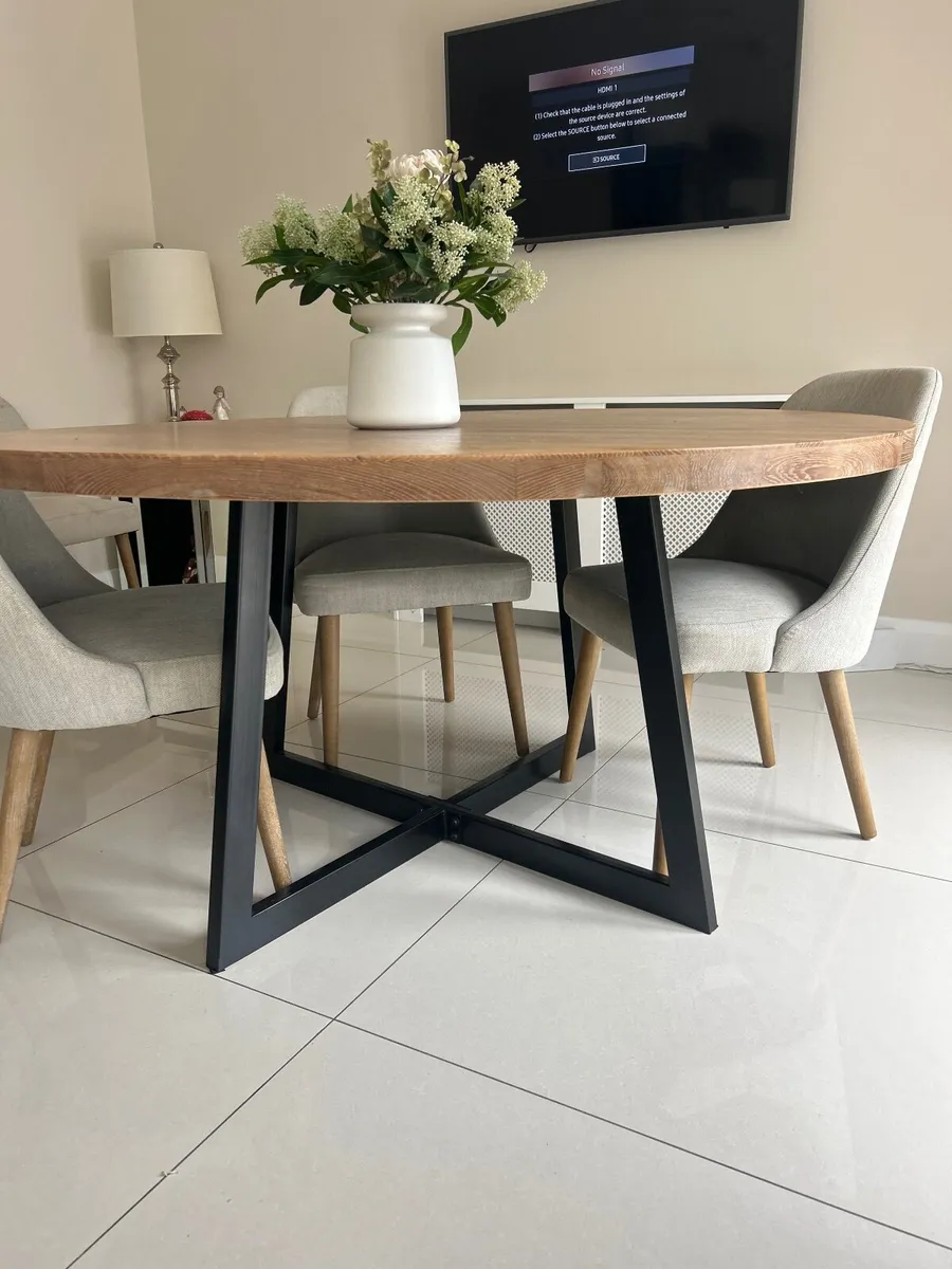 Round Table and Chairs - Image 3