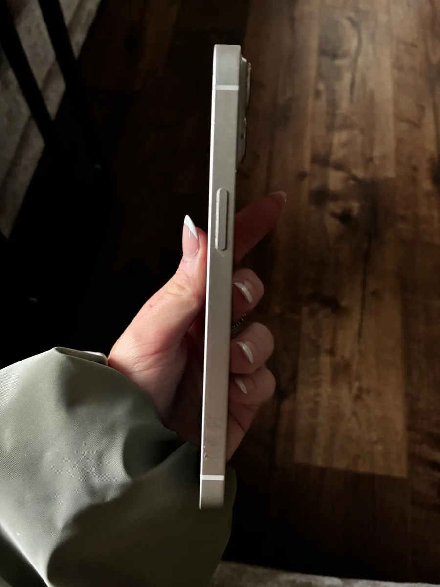 iPhone 14 - Image 4