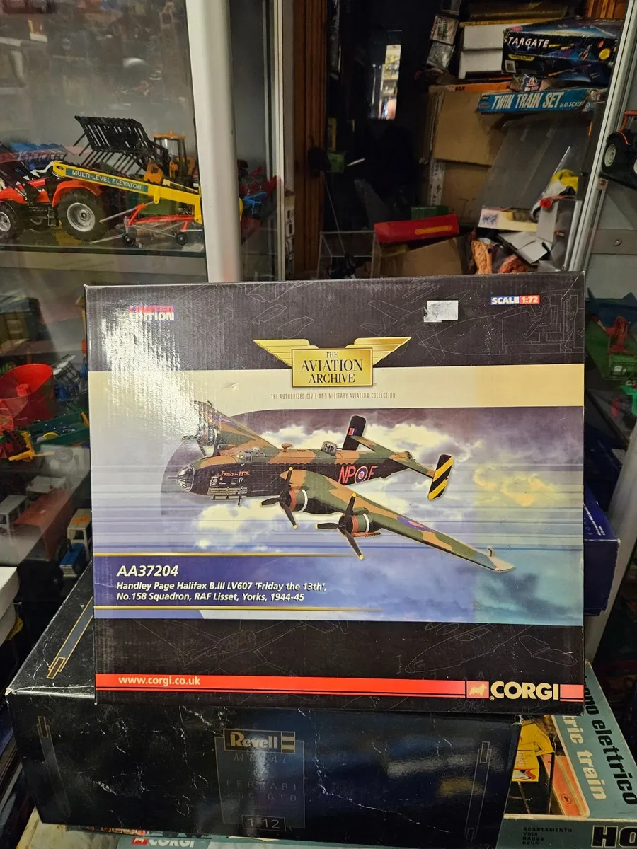 Corgi British WW2 Royal Airforce Hadleypage Halifa - Image 1