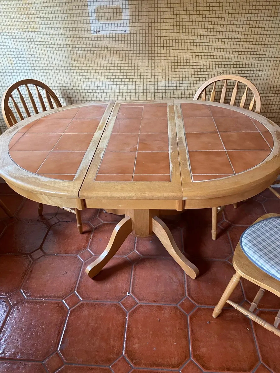 Table and chairs - Image 1