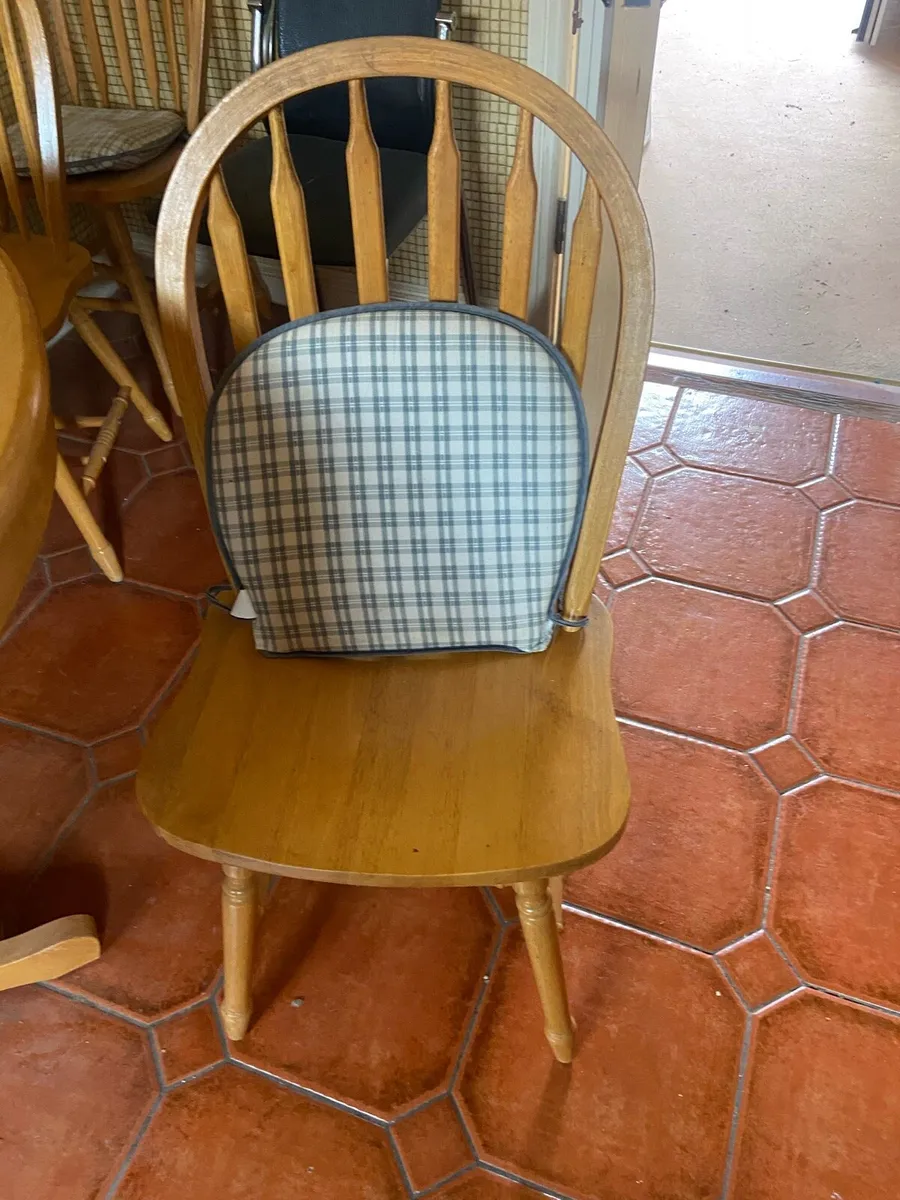 Table and chairs - Image 2