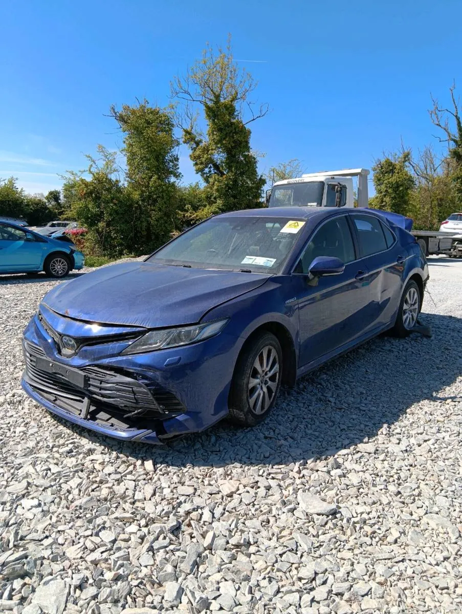 Breaking Toyota Camry hybrid 2020 - Image 1