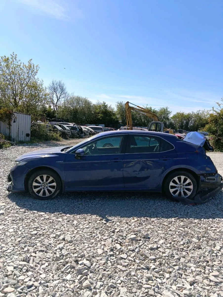 Breaking Toyota Camry hybrid 2020 - Image 2
