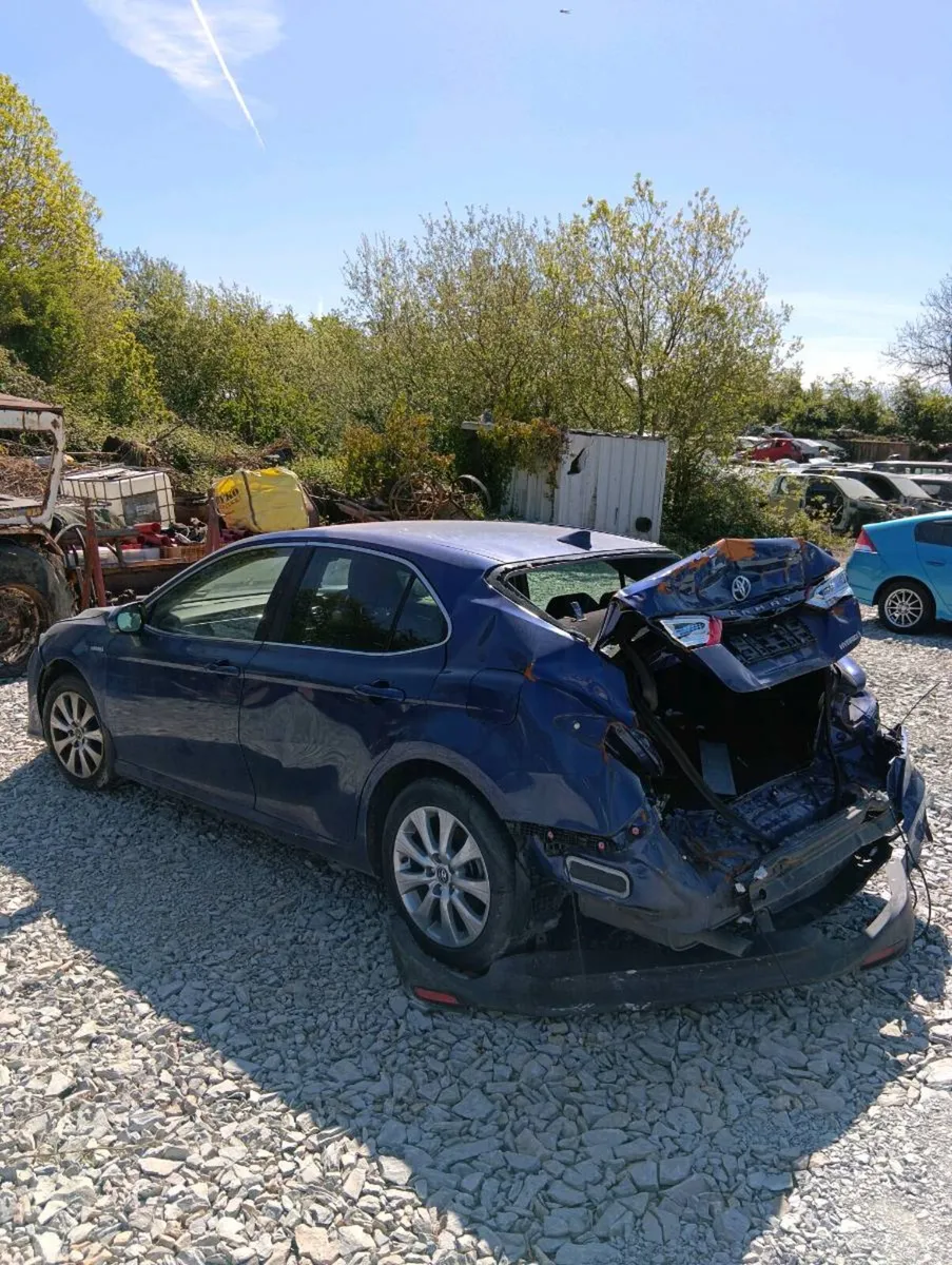 Breaking Toyota Camry hybrid 2020 - Image 3