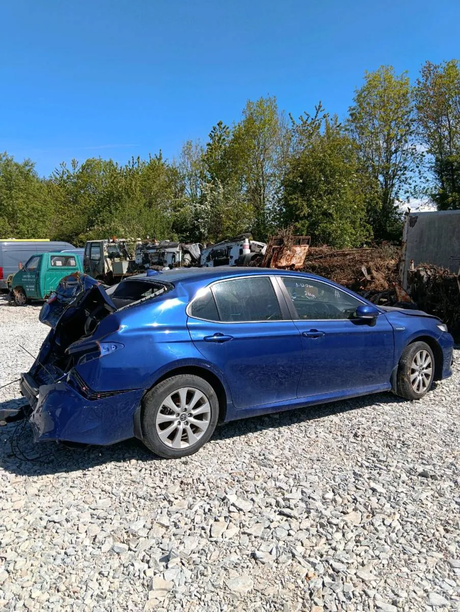 Breaking Toyota Camry hybrid 2020 - Image 4